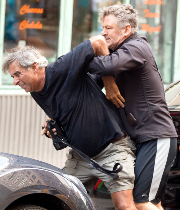 La star Alec Baldwin se dispute violemment avec le paparazzi Paul Adao, ancien du "New York Post", à New York, le 27 août 2013.