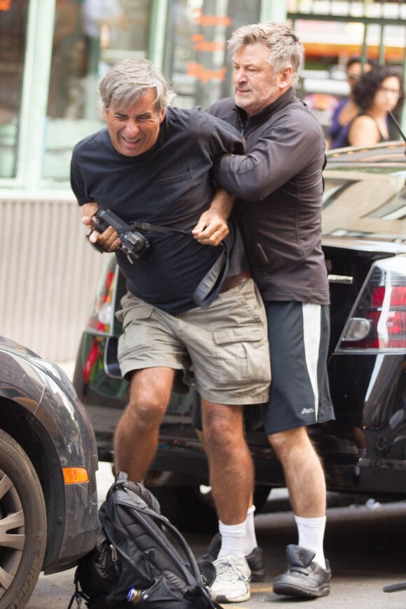 Le comédien Alec Baldwin se dispute violemment avec le paparazzi Paul Adao, ancien du "New York Post", à New York, le 27 août 2013.