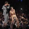 Robin Thicke et Miley Cyrus sur la scène des MTV Video Music Awards au Barclays Center de Brooklyn, le 25 août 2013.