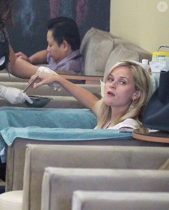 Reese Witherspoon se fait faire une manucure/pédicure à Brentwood, le 27 août 2013.