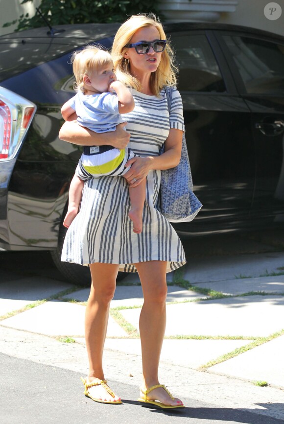 Reese Witherspoon et son fils Tennessee dans les rues de Brentwood, le 24 août 2013.