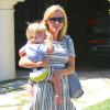 Reese Witherspoon et son fils Tennessee à Brentwood, le 24 août 2013.