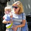 Reese Witherspoon et son fils Tennessee à Brentwood, le 24 août 2013.