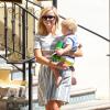 Reese Witherspoon et son fils Tennessee à Brentwood, le 24 août 2013.