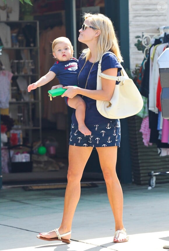 Reese Witherspoon et son fils Tennessee se rendent dans un magasin de jouets à Brentwood, le 15 août 2013.