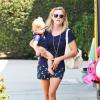 Reese Witherspoon et son fils Tennessee se rendent dans un magasin de jouets à Brentwood, le 15 août 2013.