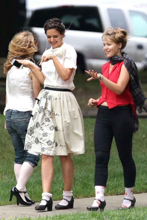 Katie Holmes s'éclate sur le tournage du film Miss Meadows, à Cleveland, Ohio, le 28 août 2013.