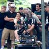 Katie Holmes sur le tournage du film Miss Meadows, à Cleveland, Ohio, le 28 août 2013. Photo souvenir avec l'équipe.