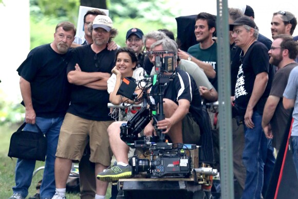 Katie Holmes sur le tournage du film Miss Meadows, à Cleveland, Ohio, le 28 août 2013. Photo souvenir avec l'équipe.