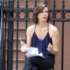 Milla Jovovich sérieuse sur le tournage de Cymbeline à Brooklyn, New York, le 28 août 2013.