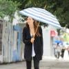 Jessica Biel sans maquillage dans les rues de New York le 28 août 2013 sous un parapluie