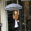 Jessica Biel sans maquillage dans les rues de New York le 28 août 2013 sous un parapluie