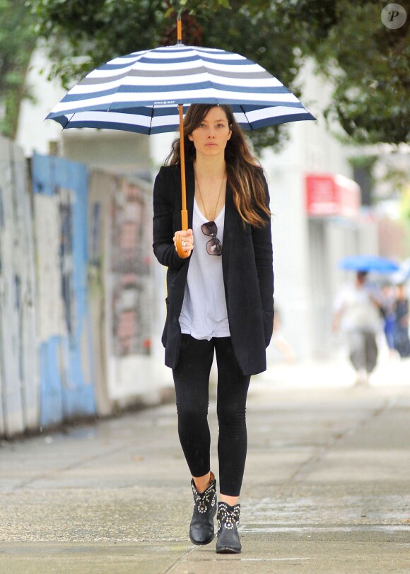 Jessica Biel au naturel dans les rues de New York le 28 août 2013 sous un parapluie