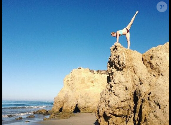 Ireland Baldwin s'est lancée dans une séance de fitness en bikini sur une plage, mercredi 28 août 2013.