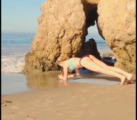Ireland Baldwin en pleine séance de séance de fitness en bikini sur une plage, mercredi 28 août 2013.