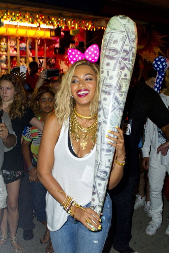 Beyoncé au parc d'attractions de Coney Island pour le tournage de son clip à New York, le 29 août 2013.
