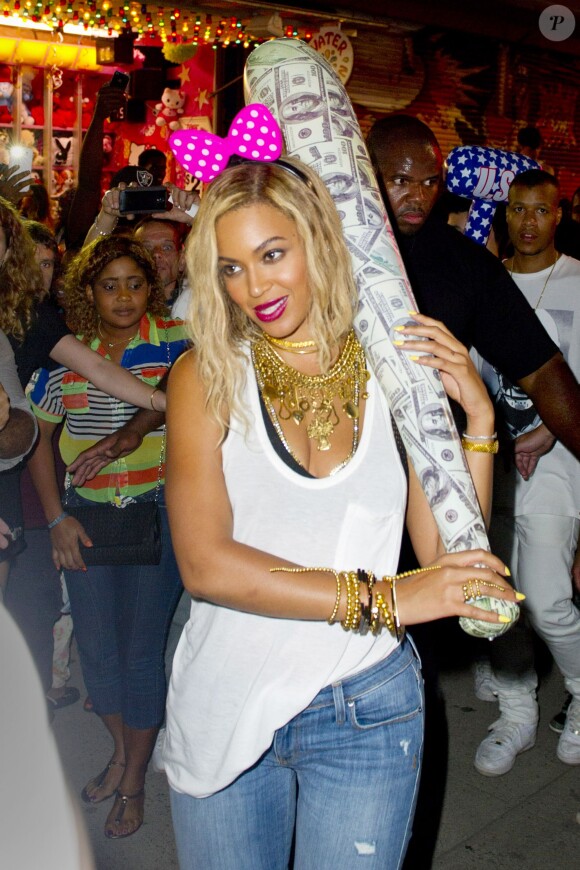 Beyoncé s'éclate au parc d'attractions de Coney Island pour le tournage de son clip à New York, le 29 août 2013.