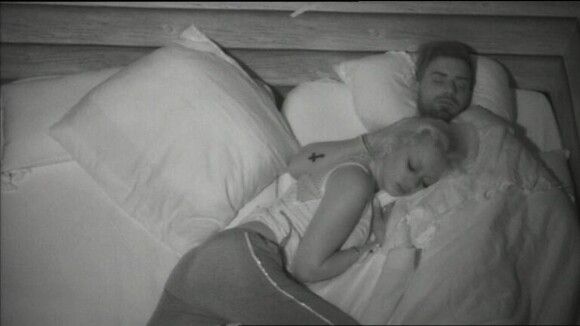 Vincent et Stéphanie se couchent dans la Cabane de l'amour dans Secret Story 7