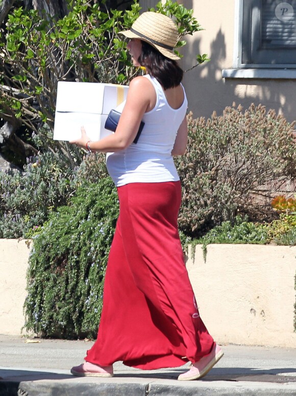 Exclusif - Jennifer Love Hewitt très enceinte a acheté un gâteau à Brentwood à Los Angeles, le 31 août 2013.