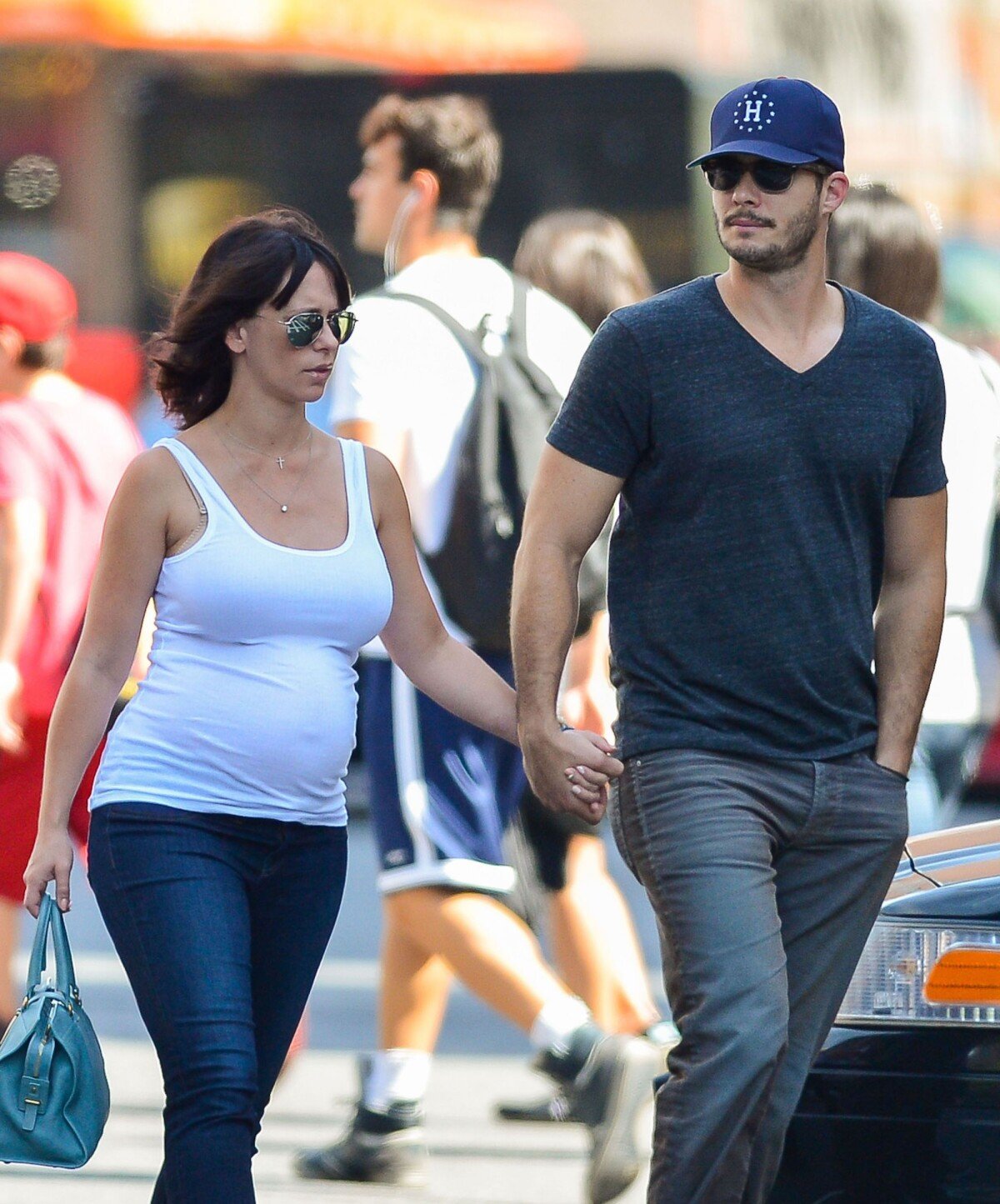 Photo : Jennifer Love Hewitt, enceinte, et son fiancé Brian Hallisay à New  York le 23 août 2013. - Purepeople