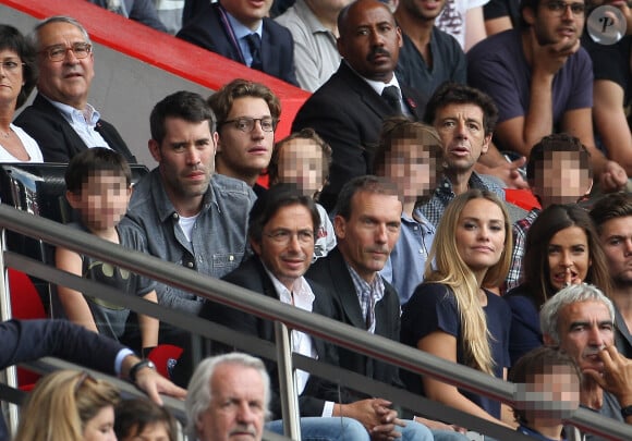 Jean Sarkozy et son fils Solal au milieu de nombreuses familles (Jalil Lespert et son fils à gauche, Patrick Bruel et ses deux garçons au fond à droite, et Raymond Domenech avec son fils en bas) lors de la rencontre de Ligue 1 entre le PSG et Guingamp (2-0), au Parc des Princes, le 31 août 2013.