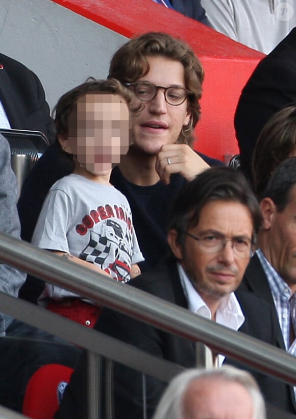 Jean Sarkozy et son fils Solal lors de la rencontre de Ligue 1 entre le PSG et Guingamp (2-0), au Parc des Princes, le 31 août 2013.