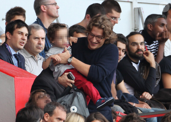 Jean Sarkozy avec son fils Solal lors de la rencontre de Ligue 1 entre le PSG et Guingamp (2-0), au Parc des Princes, le 31 août 2013.