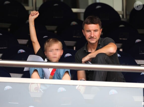 Olivier Besancenot et son fils lors de la rencontre de Ligue 1 entre le PSG et Guingamp (2-0), au Parc des Princes, le 31 août 2013.