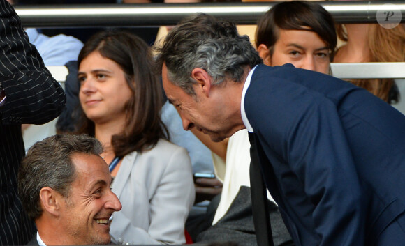 Nicolas Sarkozy salué par Michel Denisot lors de la rencontre de Ligue 1 entre le PSG et Guingamp (2-0), au Parc des Princes, le 31 août 2013.