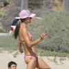 Alessandra Ambrosio en pleine partie de beachvolley à Los Angeles, le 31 août 2013.