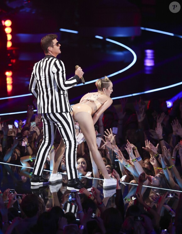 Robin Thicke et Miley Cyrus sur la scène des MTV Video Music Awards au Barclays Center à New York, le 25 août 2013.