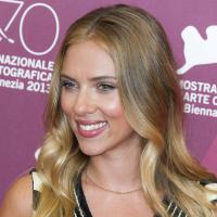 Scarlett Johansson rayonne à Venise : Glamour jusque ''sous la peau''