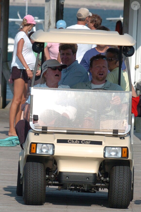 Ted Kennedy et son jeune fils Patrick, à l'arrière, profitant du beau temps à Cape Cod en 2009 pour faire un peu de bateau.