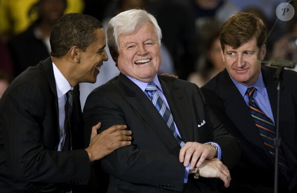 Barack Obama, Ted Kennedy et Patrick Kennedy lors d'un meeting de soutien démocrate pour la présidentielle en janvier 2008