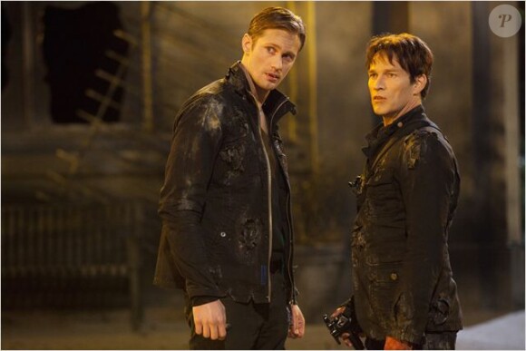 Stephen Moyer et Alexander Skarsgard dans la saison 4 de True Blood (2013).