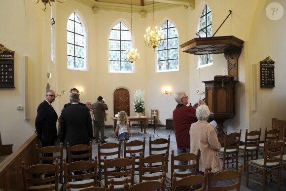 Des anonymes n'ont pas manqué de venir se recueillir et déposer des fleurs à l'église et au cimetière de Lage Vuursche, suite aux obsèques du prince Friso d'Orange-Nassau qui s'y sont déroulées le 16 août 2013.