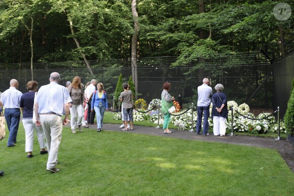 Des anonymes n'ont pas manqué de venir se recueillir et déposer des fleurs à l'église et au cimetière de Lage Vuursche, suite aux obsèques du prince Friso d'Orange-Nassau qui s'y sont déroulées le 16 août 2013.