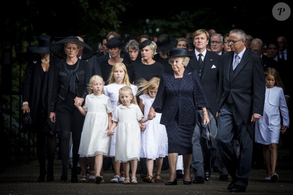 La famille royale et le cortège funèbre lors des obsèques du prince Friso d'Orange-Nassau, le 16 août 2013 à Lage Vuursche, tout près du château Drakensteyn.