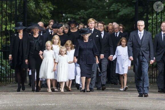La famille royale et le cortège funèbre lors des obsèques du prince Friso d'Orange-Nassau, le 16 août 2013 à Lage Vuursche, tout près du château Drakensteyn.