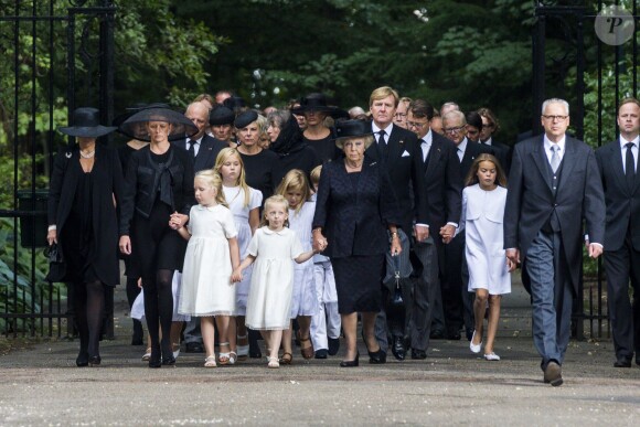 La famille royale et le cortège funèbre lors des obsèques du prince Friso d'Orange-Nassau, le 16 août 2013 à Lage Vuursche, tout près du château Drakensteyn.