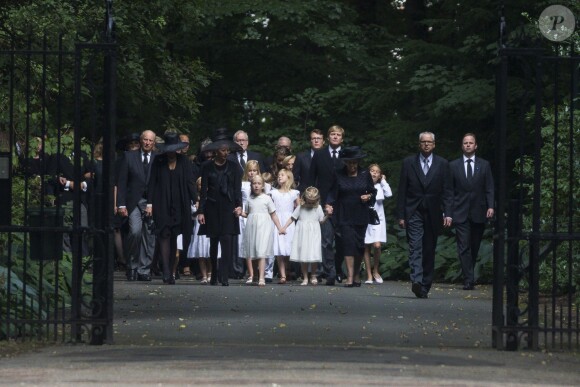 La famille royale et le cortège funèbre lors des obsèques du prince Friso d'Orange-Nassau, le 16 août 2013 à Lage Vuursche, tout près du château Drakensteyn.
