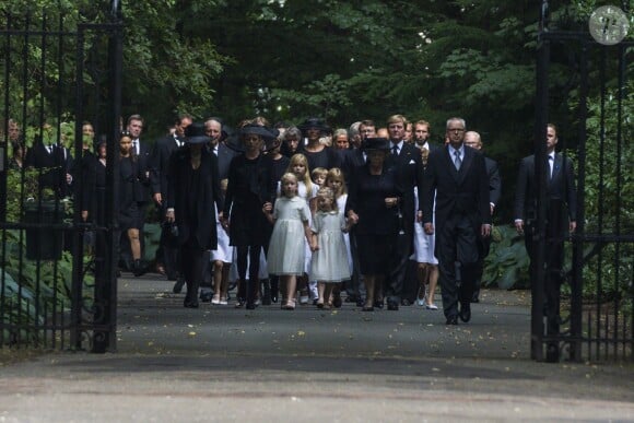 La famille royale et le cortège funèbre lors des obsèques du prince Friso d'Orange-Nassau, le 16 août 2013 à Lage Vuursche, tout près du château Drakensteyn.