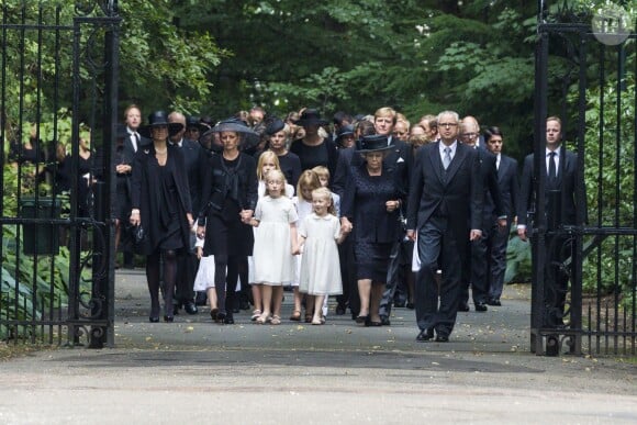 La famille royale et le cortège funèbre lors des obsèques du prince Friso d'Orange-Nassau, le 16 août 2013 à Lage Vuursche, tout près du château Drakensteyn.