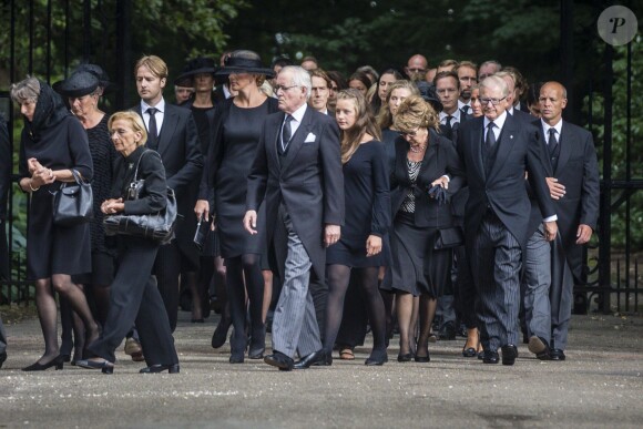 La famille royale et le cortège funèbre lors des obsèques du prince Friso d'Orange-Nassau, le 16 août 2013 à Lage Vuursche, tout près du château Drakensteyn.
