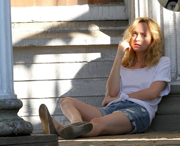 La belle Dakota Johnson, bientôt dans 50 Shades of Grey, sur le tournage de Cymbeline à New York le 4 septembre 2013.