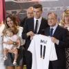 Gareth Bale et sa compagne Emma Rhys Jones avec leur fille Alba lors de sa présentation au Real Madrid le 2 septembre 2013.