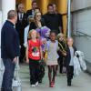 Angelina Jolie arrive à Sydney avec sa petite famille heureuse, ses enfants Shiloh, Maddox, Pax, Zahara, Vivienne et Knox, le 6 septembre 2013.