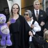 Angelina Jolie arrive à Sydney avec ses enfants Shiloh, Maddox, Pax, Zahara, Vivienne et Knox, le 6 septembre 2013.