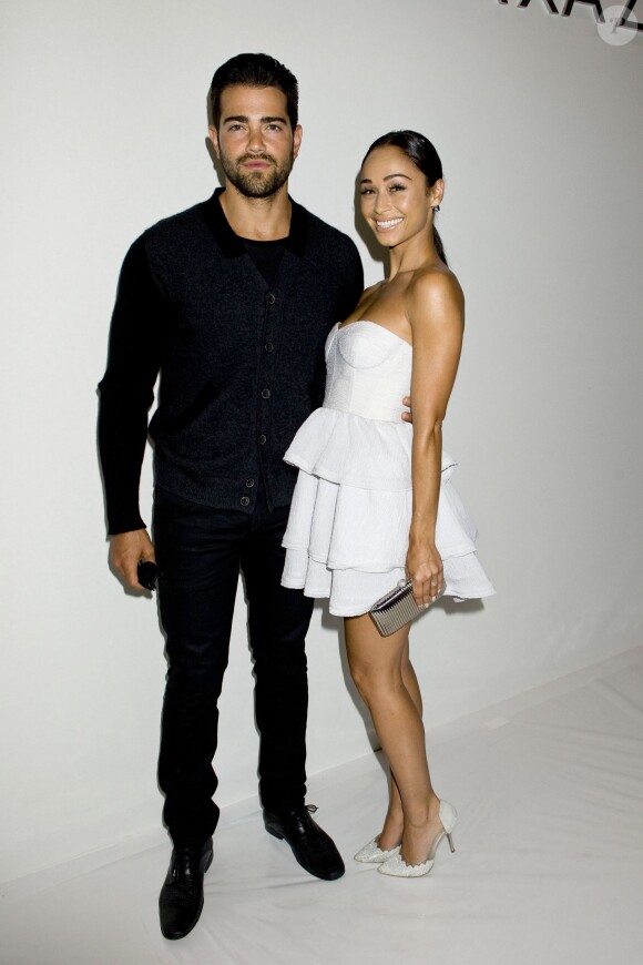 Jesse Metcalfe et sa fiancée Cara Santana assistent au défilé BCBGMAXAZRIA printemps-été 2014 au Theatre du Lincoln Center. New York, le 5 septembre 2013.