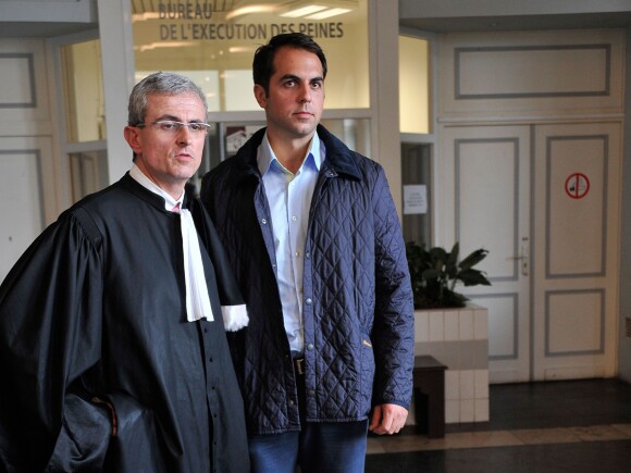 Thomas Menant (L'Amour est dans le pré 8) et son avocat, au tribunal d'Amiens, dans la Somme, le vendredi 6 septembre 2013.